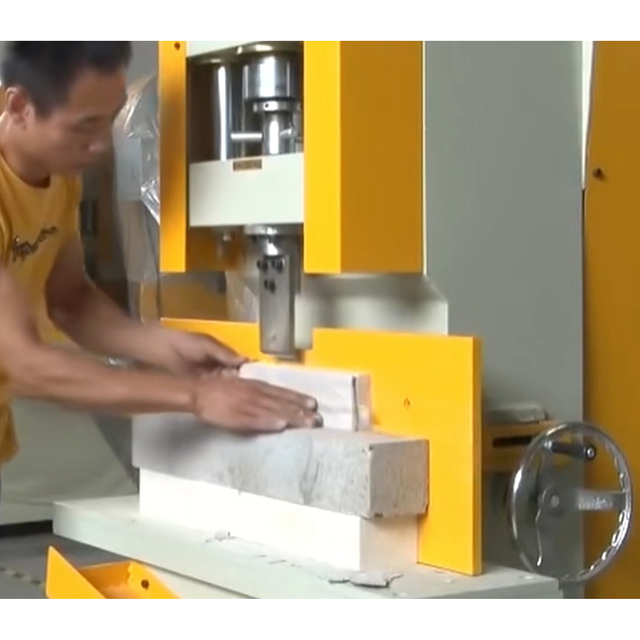 Máquina cortadora de piedra con cara de hongo